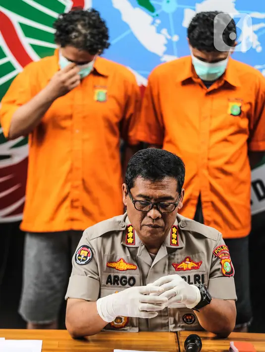 Kabid Humas Polda Metro Jaya Kombes Pol Argo Yuwono memberikan keterangan kepada awak media saat rilis penangkapan suami dari artis Dawiyah, Muhammad Basurrah di Gedung Ditnarkoba Polda Metro Jaya, Jakarta, Senin (7/10/2019). (Liputan6.com/Faizal Fanani)
