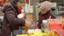Para pelanggan berbelanja makanan untuk menyambut Tahun Baru Imlek yang akan segera tiba di Pasar Swalayan Pricesmart di Vancouver, Kanada, 14 Januari 2020. Warga di Kanada membeli sejumlah keperluan khusus untuk menyambut Tahun Baru Imlek yang tahun ini jatuh pada 25 Januari. (Xinhua/Liang Sen)