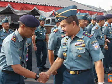 Citizen6, Tanjung Priok: Pangkolinlamil, Laksamana Muda TNI S.M. Darojatim menyalami para Kasatker dan para komandan unsur usai melaksanakan kegiatan apel khusus di Dermaga Kolinlamil, Tanjung Priok, Jakarta, Senin (13/8). (Pengirim: Dispenkolinlamil)