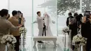 Gritte dan Arif mengucap janji suci pernikahan di hadapan pendeta Petra Fanggidae. Selesai pemberkatan, Gritte dan Arif mengadakan pesta pernikahan. Pernikahan digelar mewah di Pulau Dewata. [Instagram/gritteagathaa]