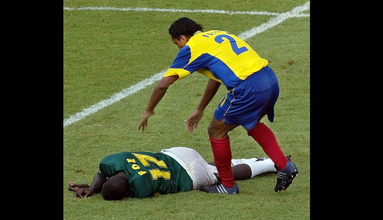 Pemain Kamerun, Marc-Vivien Foe tiba-tiba pingsan saat melawan Kolombia di semifinal Piala Konfederasi, 26 Juni 2003. Hasil otopsi menyebutkan, dia meninggal dunia karena masalah jantung (hypertrophic cardiomyopathy). (Foto: AFP/Philippe Desmazes)