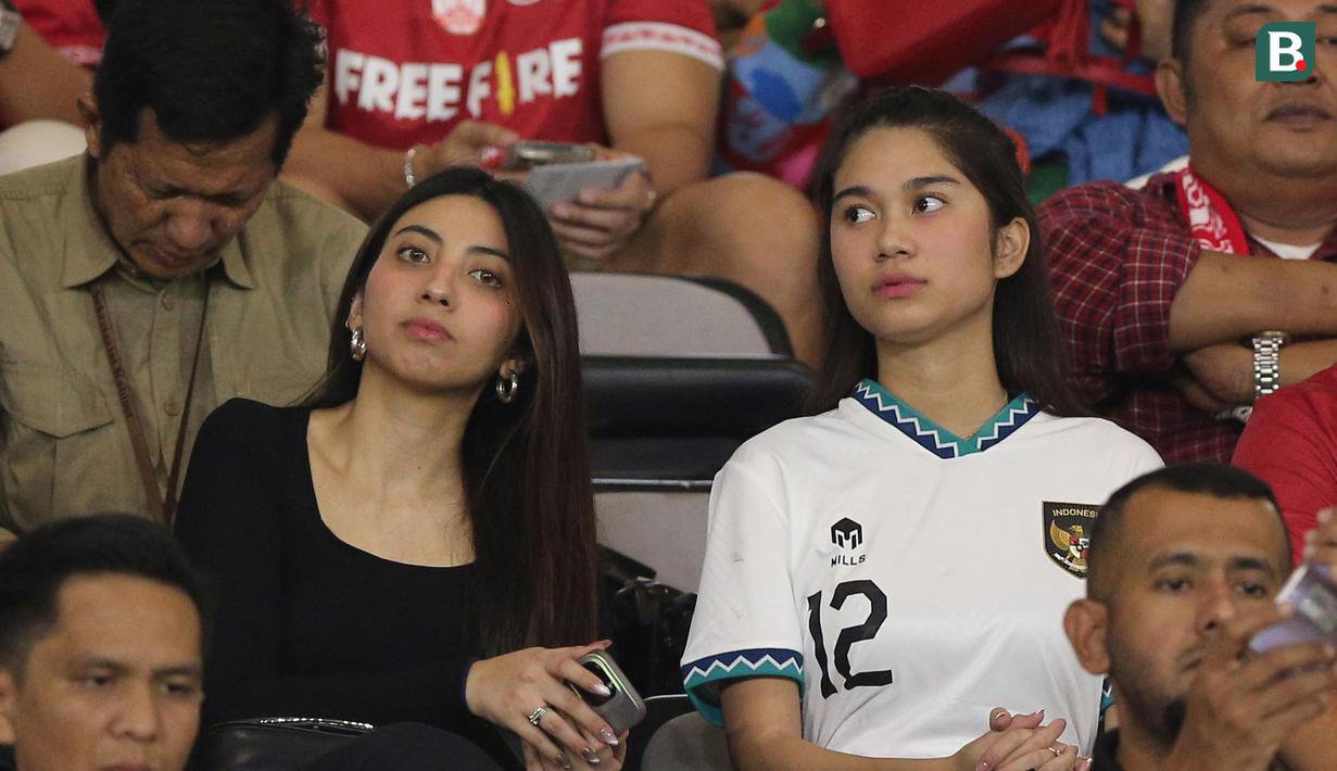 Istri dari Pratama Arhan, Azizah Salsha (kanan), ditemani selebgram, Vicky Alaydrus (kiri), saat menyaksikan  pertandingan grup K Kualifikasi Piala Asia U-23 2024 antara Timnas Indonesia U-23 melawan Timnas Turkmenistan U-23 yang berlangsung di Stadion Manahan, Solo, Selasa (12/9/2023). (Bola.com/Arief Bagus)