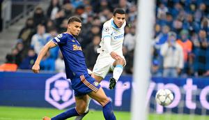 Mason Greenwood mencoba melakukan tembakan ke gawang dalam laga Liga Champions antara Marseille vs Newcastle di Stade Velodrome, 26 November 2025. (AP Photo/Philippe Magoni)