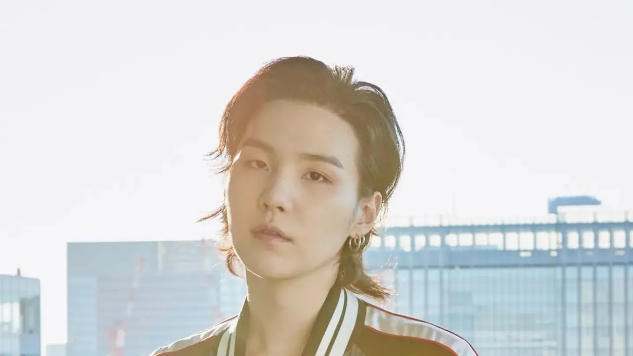 Begini Penampilan Suga BTS dengan Rambut Gondrong