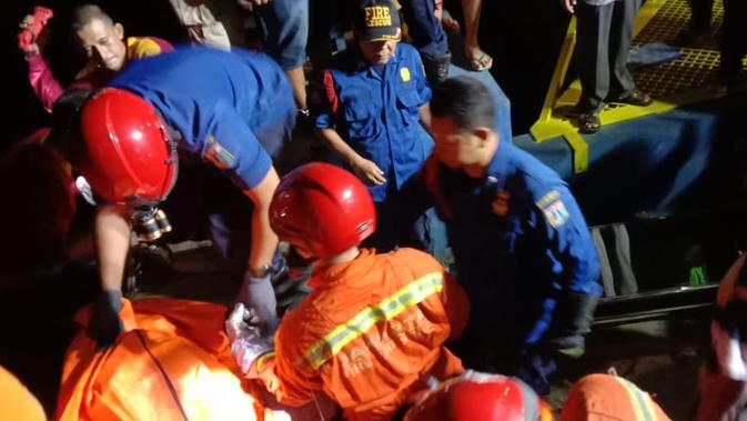 Seorang pria tercebur dan tenggelam hingga tewas saat tidur di pinggir Kali Ciliwung. (Liputan6.com/Ady Anugrahadi)