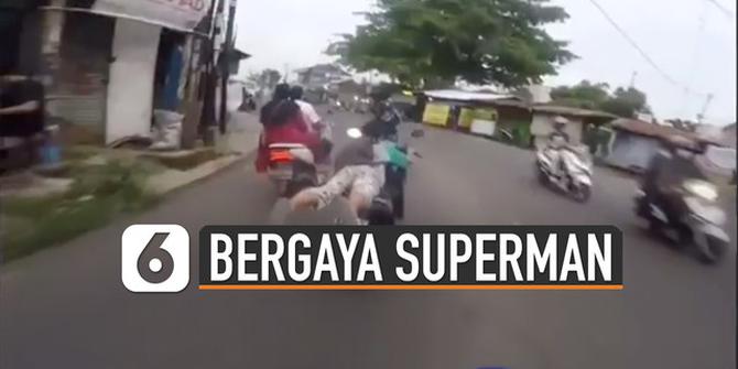 VIDEO: Ngeri, Aksi Pengendara Motor Berkendara Seperti Gaya Superman