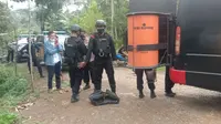 Tim Gegana Polda Jabar, tengah melakukan evakuasi terhadap penemuan tiga mortir warisan perang tahun 1949 di Sodonghilir, Tasikmalaya, kemarin. (Liputan6.com/Jayadi Supriadin)