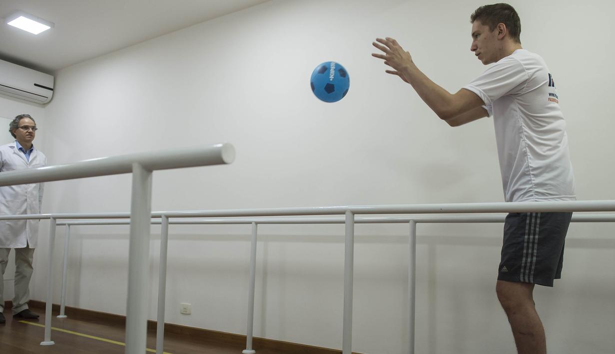 Kendati demikian, dokter yang menanganinya tetap berupaya mengasah kemampuan Jakson Follmann dalam menangkap bola. (AFP/Nelson Almeida)