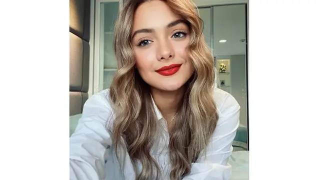 Tidak hanya dipuji cantik, Amanda juga disebut mirip barbie.