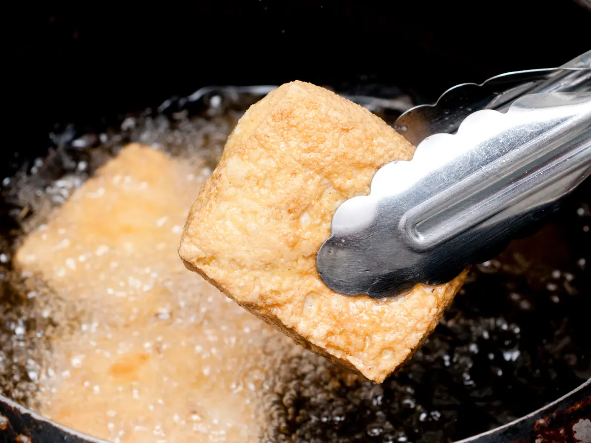 Cara Menggoreng Tahu Agar Tidak Lengket Di Wajan Dan Hancur - Lifestyle  Fimela.com
