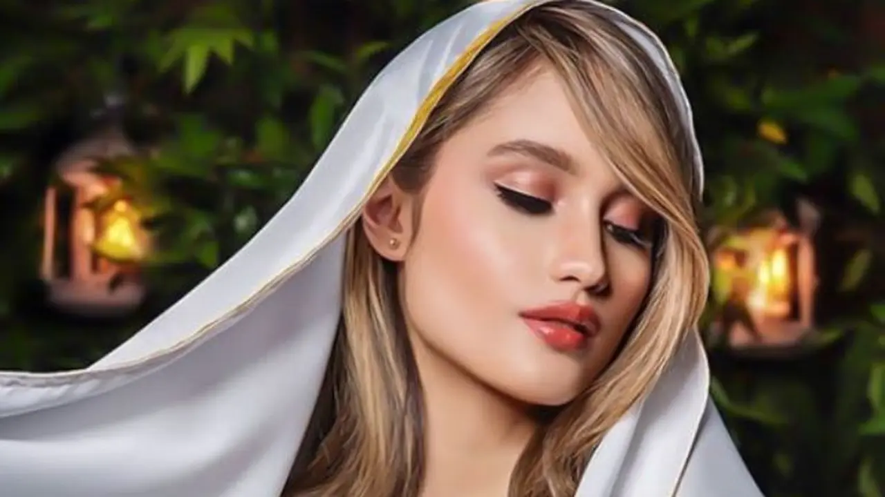 Cinta Laura Unggah Foto Pakai Kerudung Pashmina
