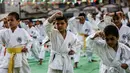 Anak-anak Palestina menunjukkan keterampilannya selama upacara promosi Karate di sebuah pusat olahraga di kamp Rafah untuk pengungsi Palestina di Jalur Gaza selatan (20/9/2019). (AFP Photo/Said Khatib)