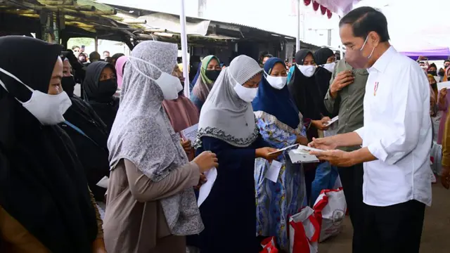 FOTO: Presiden Jokowi Serahkan Bansos untuk Pacu Pertumbuhan Ekonomi dan Jaga Daya Beli Masyarakat