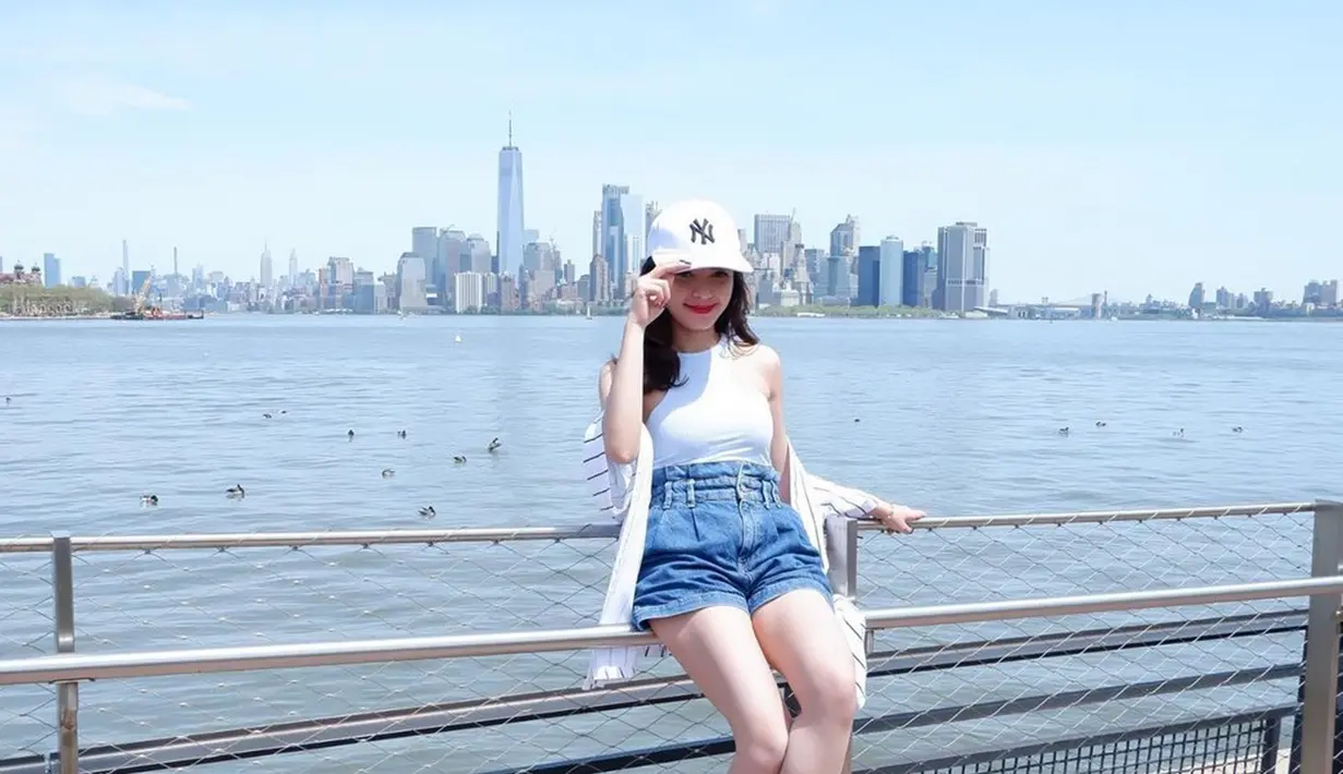 Pakai kaus tanktop warna putih dengan kemeja stripes sebagai outer dan dipadukan dengan celana jeans pendek, penampilan Claudia Andhara ini simpel dan cocok untuk liburan. Cap hat warna putih senada dengan baju yang dikenakan mendukung penampilannya jadi makin menarik. Suasana Negeri Paman Sam yang tampak cerah, membuat hasil foto Claudia Andhara ini manjakan mata. (Liputan6.com/IG/@claudiaudie)