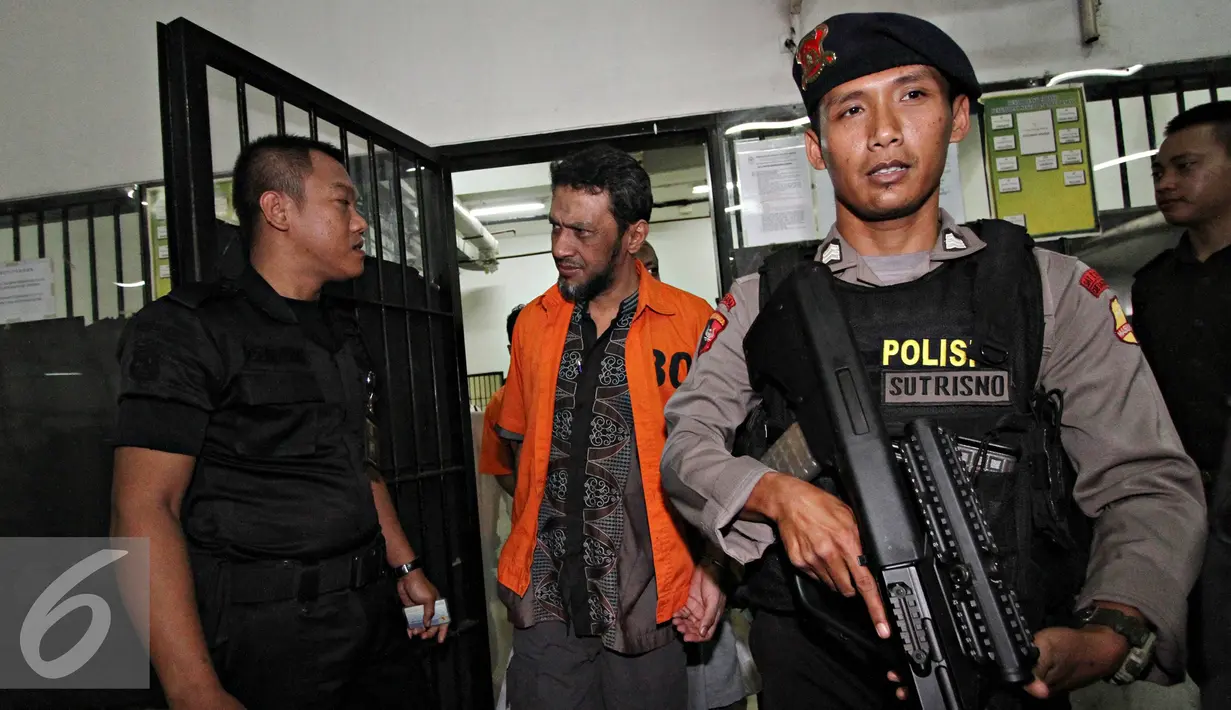 Petugas mengawal tersangka kasus dugaan terorisme di Pengadilan Negeri Jakarta Barat, Senin (12/10/2015). Sebanyak delapan simpatisan diduga terkait dengan organisasi radikal  ISIS. (Liputan6.com/Immanuel Antonius)
