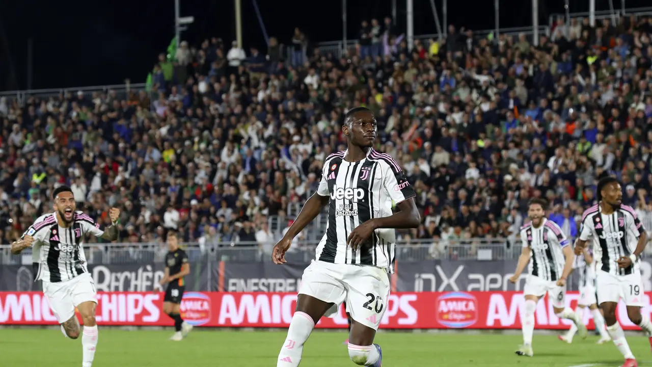 Selebrasi Randal Kolo Muani di laga Venezia vs Juventus, Senin (26/05/2025) dini hari WIB. (Paola Garbuio/LaPresse via AP)