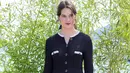 Rebecca Marder tampil mengenakan gaun rajutan katun hitam dan putih dari koleksi Chanel Cruise 2021/22. Sepatu oleh Chanel. Foto: Document/Chanel.