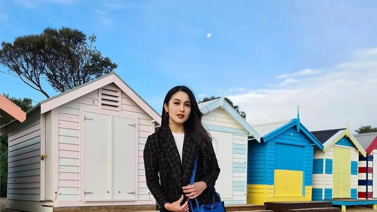 8 Potret Gaya Kasual Chic Sandra Dewi saat Liburan di Australia bersama Suami dan Anak