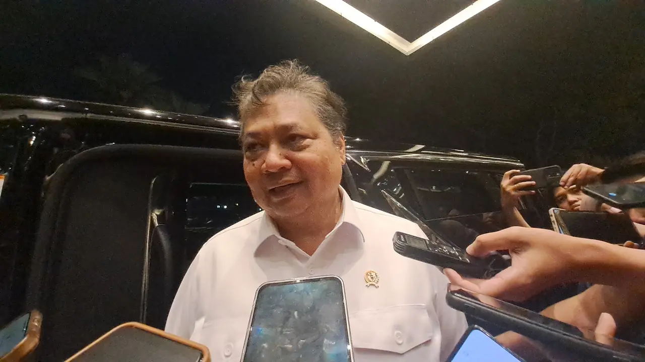 Menteri Koordinator Bidang Perekonomian, Airlangga Hartarto saat ditemui media, Jakarta, Selasa (3/12/2024). Menko Airlangga memberikan bocoran mengenai kenaikan PPN jadi 12%. (Ayu/Merdeka.com)