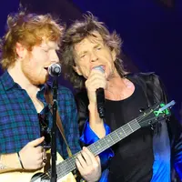 The Rolling Stones & Ed Sheeran saat tampil di Zip Code Tour (via rollingstone.com)