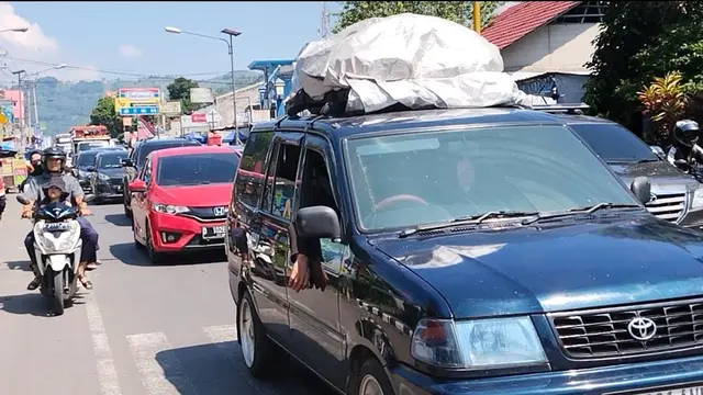 Arus balik lebaran 2023 dari Tasikmalaya menuju Bandung dan sekitarnya via jalur nasional III Limbangan-Malangbong, Garut, Jawa Barat, padat merayap dari kedua belah arah. (Liputan6.com/Jayadi Supriadin)