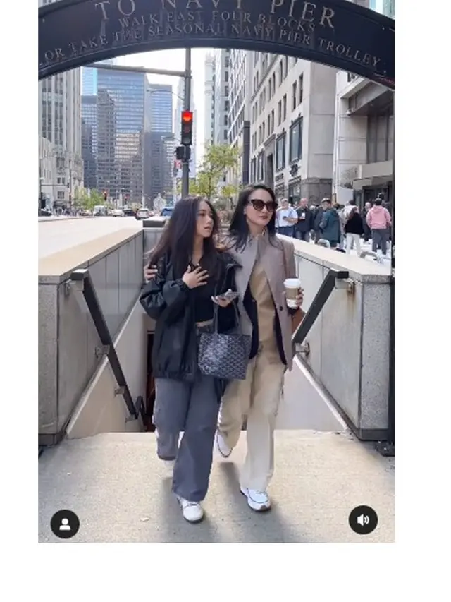 6 Potret Seru Liburan Ririn Ekawati dan Jasmine Abeng di Chicago, Kompak Banget