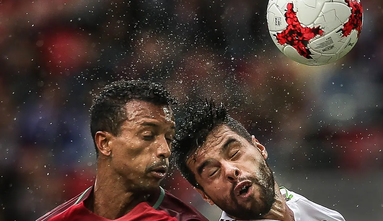Gelandang Portugal, Nani, duel udara dengan bek Meksiko, Nestor Aroujo, pada laga perebutan tempat ketiga Piala Konfederasi di Stadion Spartak, Moskow, Minggu (2/7/2017). Portugal menang 2-1 atas Meksiko. (EPA/Mario Cruz)