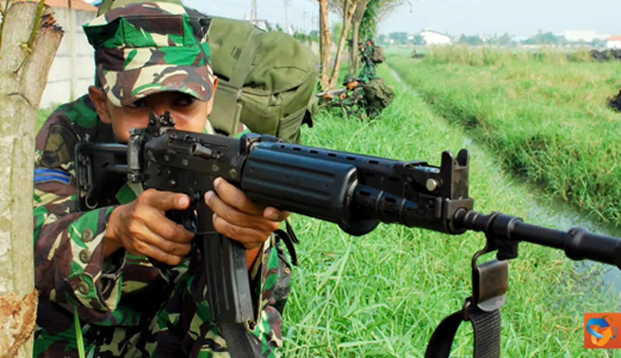 Citizen6, Sidoarjo: Usai melaksanakan apel pagi, Sirine Peran tempur berbunyi terus menerus pertanda Ksatrian Moekijat dalam keadaan bahaya dan menuju sektor masing-masing guna mengamankan Ksatrian Moekijat dari serangan musuh. (Pengirim: Diyat Akmal)