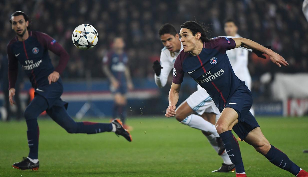 Striker PSG, Edinson Cavani, berusaha mengejar bola saat melawan Real Madrid pada laga Liga Champions di Stadion Parc des Princes, Paris, Selasa (6/3/2018). Madrid berhasil lolos ke delapan besar. (AFP/Christophe Simon)