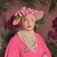 Begini potretnya sambil memakai topi bunga yang disebut Tasyi ala film Bridgerton. (Instagram/tasyiiathasyia).