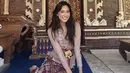 <p>Yasmin Napper baru saja mengunggah foto dirinya tampil mengenakan kebaya Bali. Memesona pancarkan aura berbeda, Yasmine tampil lengkap tidak hanya dengan kebaya bernuansa kecokelatan, tapi juga kain tenun sebagai bawahan dan selendang yang dikenakannya sebagai belt. Foto: Instagram.</p>