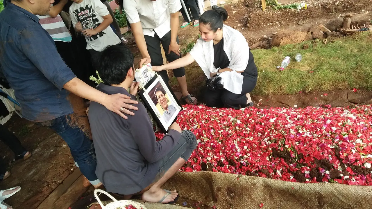 Pemakamn Ayah Novita Angie