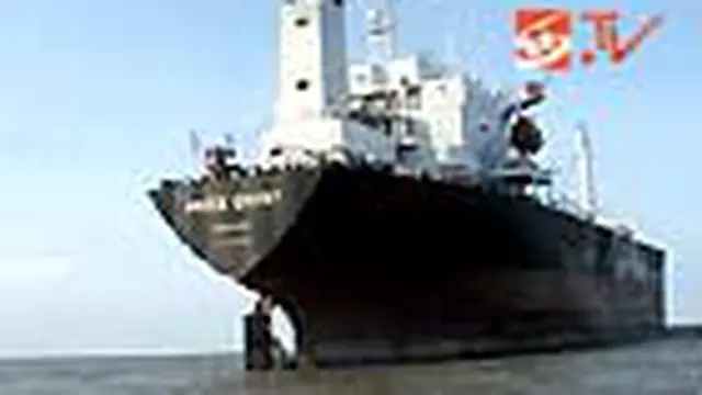 Sebuah kapal tanker berbobot ratusan ton terdampar di Pantai Muara Bendera di Desa Bahagia, Kecamatan Muara Gembong, Bekasi, Jabar. Hingga saat ini pihak kepolisian belum diizinkan memeriksa isi kapal. 