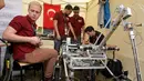 Paserta dari Turki saat mengecek kondisi robotnya selama kompetisi internasional Mars robot di Regional Sains – Technology, Polandia, (5/9/2015). 40 tim dari dua belas negara mengikuti perlombaan ini. (REUTERS/Pawel Malecki/Agencja Gazeta)