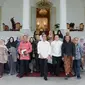 Presiden Joko Widodo berfoto bersama dengan komunitas dan para pelaku usaha busana muslim usai menggelar pertemuan di Istana Bogor, Jawa Barat, Kamis (26/4). (Liputan6.com/Pool/Biro Pers Setpres)