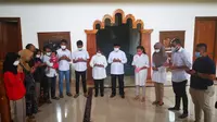 Calon Wali Kota Tangerang Selatan di Pilkasa 2020 Muhamad bersama pasangannya Rahayu Saraswati doa bersama (foto: istimewa).