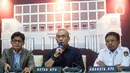 Ketua Komisi Pemilihan Umum (KPU) Republik Indonesia Hasyim Asy’ari (tengah) menjawab pertanyaan pewarta terkait masa waktu pendaftaran pasangan calon presiden dan calon wakil presiden di Gedung KPU RI, Jakarta, Senin (16/10/2023). (Liputan6.com/Faizal Fanani)