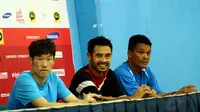 Usai berlaga, Park Ji Sung, Ponaryo Astaman dan Hendri Susilo (dari kiri ke kanan) melakukan sesi tanya jawab dengan beberapa pewarta di Stadion GBK Jakarta, (2/6/2014). (Liputan6.com/Helmi Fithriansyah)