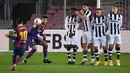 Striker Barcelona, Lionel Messi, melepaskan tendangan bebas saat melawan Levante pada laga Liga Spanyol di Stadion Camp Nou, Senin (14/12/2020). Barcelona menang dengan skor 1-0. (AFP/Lluis Gene)