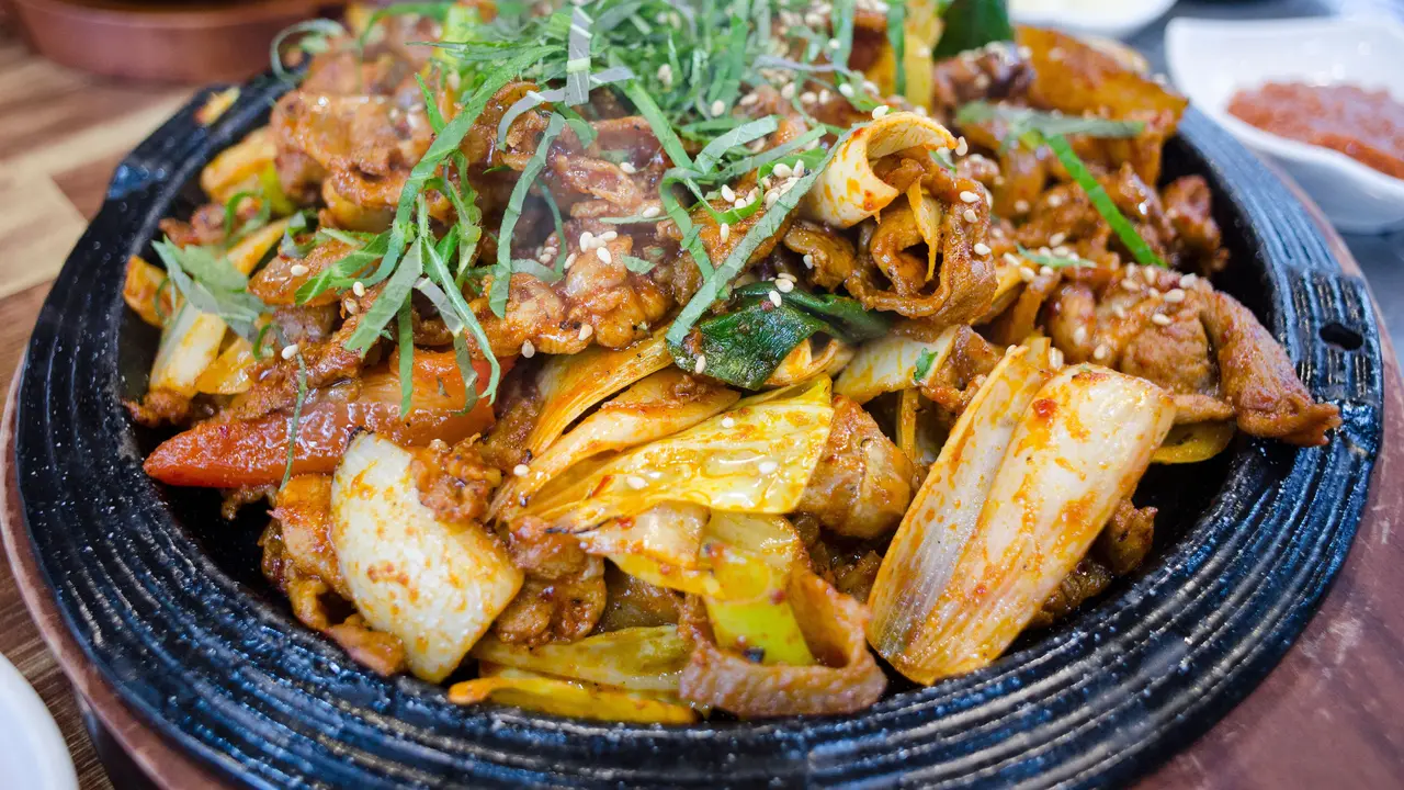 Resep Ayam Pedas Dakgalbi Korea dengan Keju Meleleh yang Bisa Dicoba di Rumah