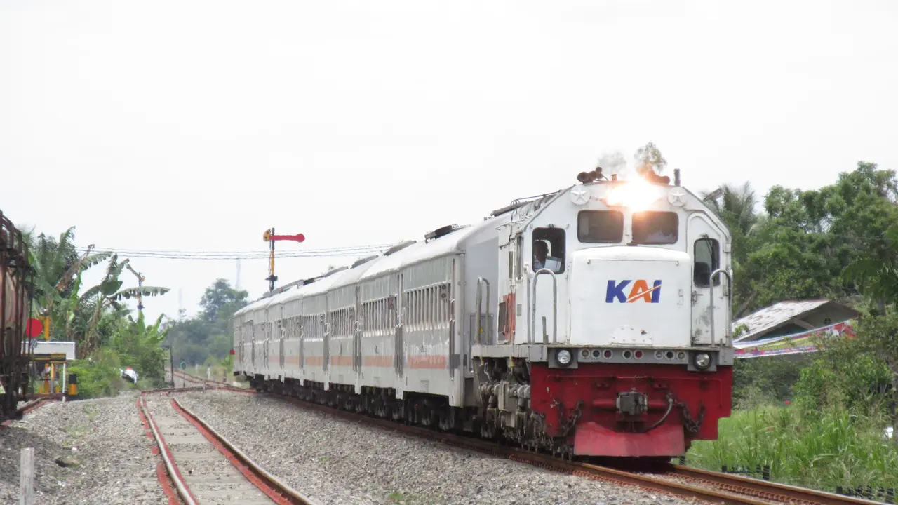 PT Kereta Api Indonesia (Persero) mempercepat normalisasi jalur kereta api Medan–Binjai. Dok KAI