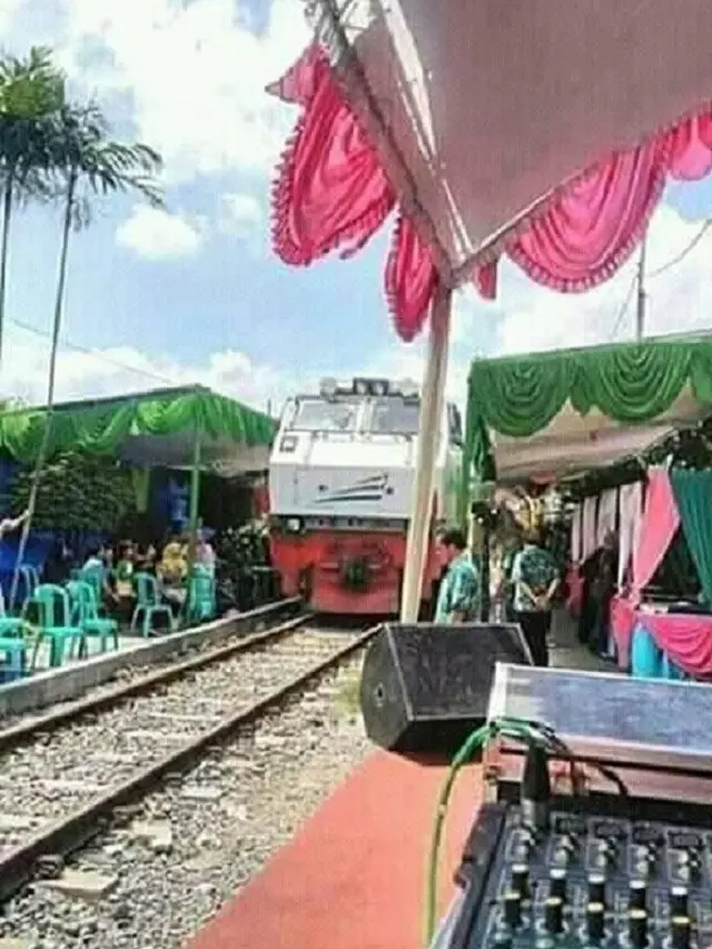 Hal-hal Unik Ini Hanya Dapat Terjadi di KRL Indonesia
