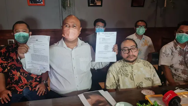 Samuel Hasiholan Panjaitan bersama dengan pengacaranya Umbu R Samapaty SH