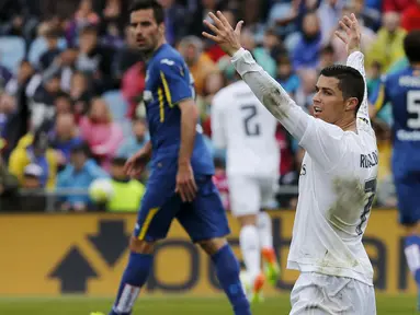 Pemain Real Madrid, Cristiano Ronaldo saat memprotes wasit saat terjatuh melawan Getafe apada lanjutan La Liga Spanyol di Stadion Colisseum Alfonso Perez, Getafe, Sabtu (16/4/2016) malam WIB. ( REUTERS/Sergio Perez)