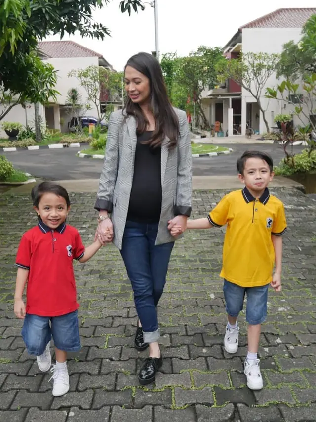Gaya Verlita Eveyln saat sedang mengasuh ketiga buah hatinya