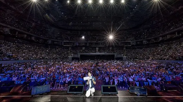 Kim Seon Ho Foto Bareng 10.000 Fans yang Menghadiri Fan Meeting Kim Seon Ho di Manila (Foto: Instagram Kim Seon Ho)