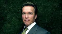 Schwarzenegger dan Presiden Prancis Plesetkan Slogan Trump 
