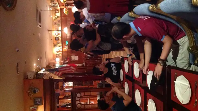 Peserta gathering Lazio Asia menyanyikan lagu Grande Lazio di Flamenhot, Shanghai, China