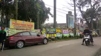 Suasana penyambutan korban meninggal kecelakaan Tanjakan Emen di depan Kantor Kelurahan Pisangan, Ciputat, Tangsel, Minggu (11/2/2018) pagi. (Liputan6.com/Nafiysul Qodar)