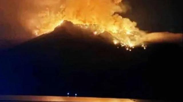 Letusan Gunung Ruang Diiringi Petir